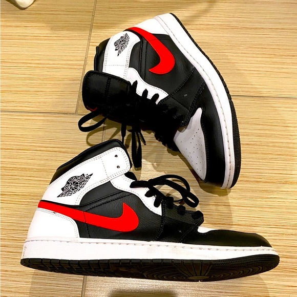 AIR JORDAN 1 MID BLACK/CHILE RED/WHITE Nike Air Jordan 1 Mid Black Chile Red GS Size 7Y ⁄ Womens Size 8.5